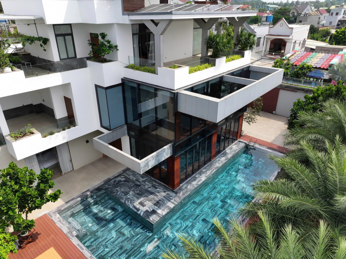 biệt thự có hồ bơi ngoài trời